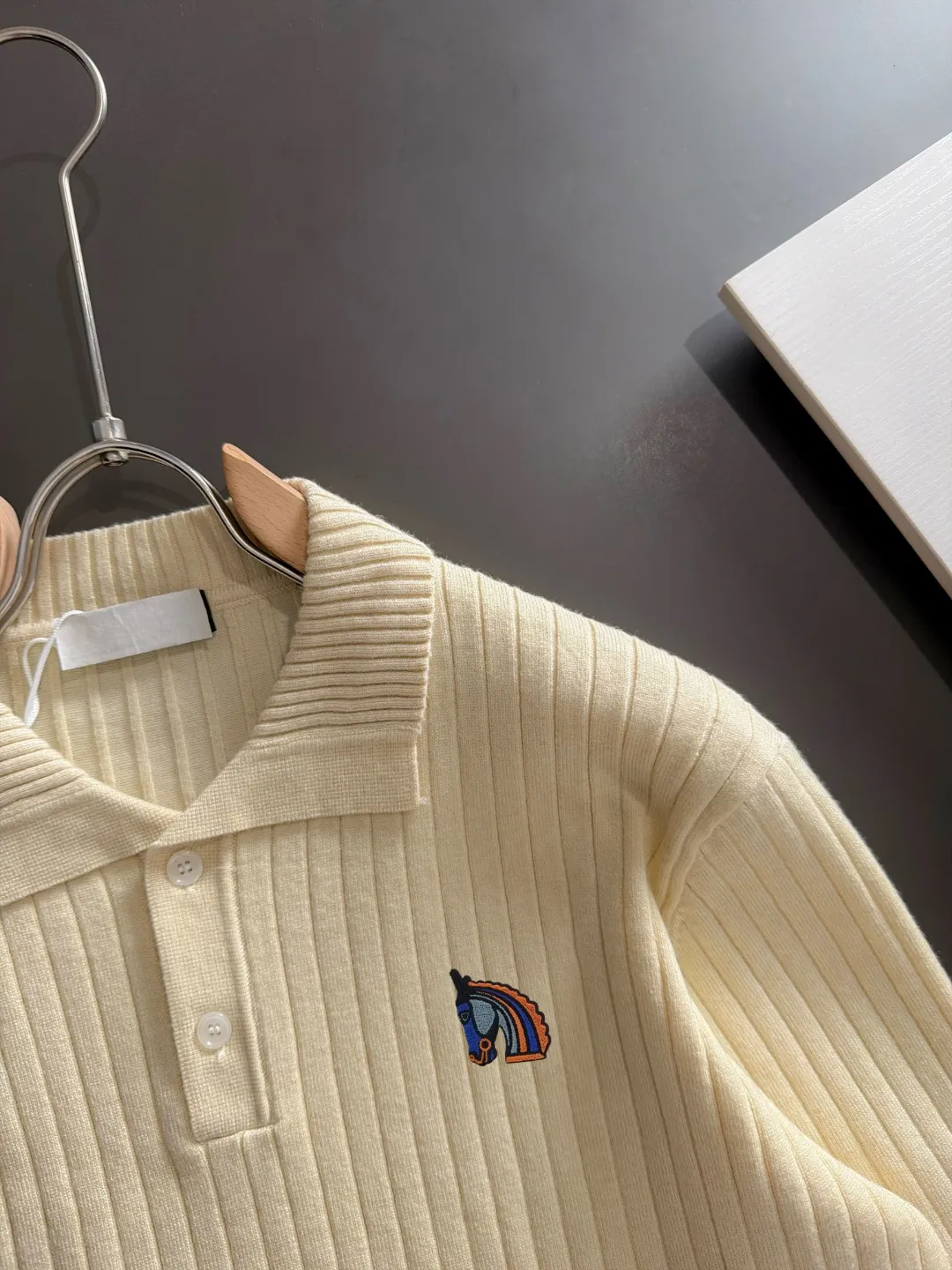 Next day shipping P195 Hermès 2026 Autumn and Winter latest sweater from the official website, now on sale at the counter simultaneously Hot Sale! Specially made of wool blended fabric. It feels comfortable and can be directly in contact with the skin. The logo badge is exquisitely embroidered, which is extremely eye-catching! The details highlight the fashionable charm of big brands. Exquisite workmanship. Three-dimensional cutting style. The wearing effect is invincible and handsome! All three standards are complete! Sizes:M-3XL